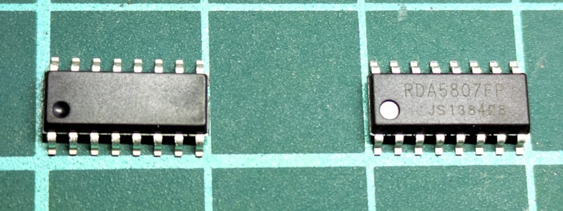IC1(左、無刻印)と、IC2(右、RDA5807FP)